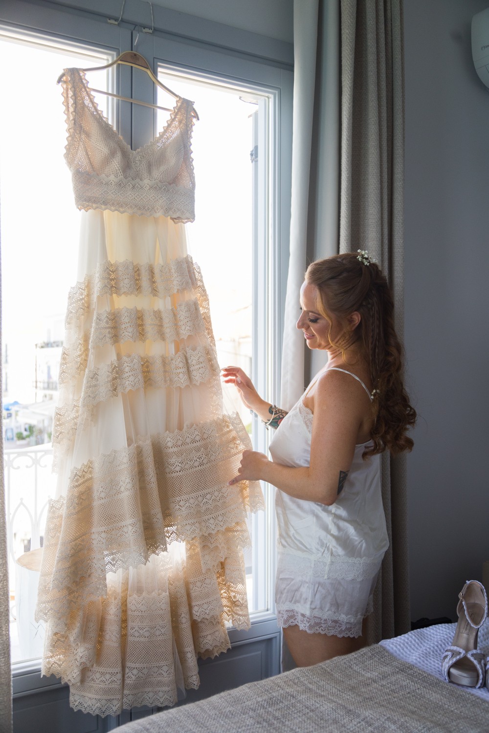 10 summer-bride-with-vintage-wedding-dress-bridal-preparation