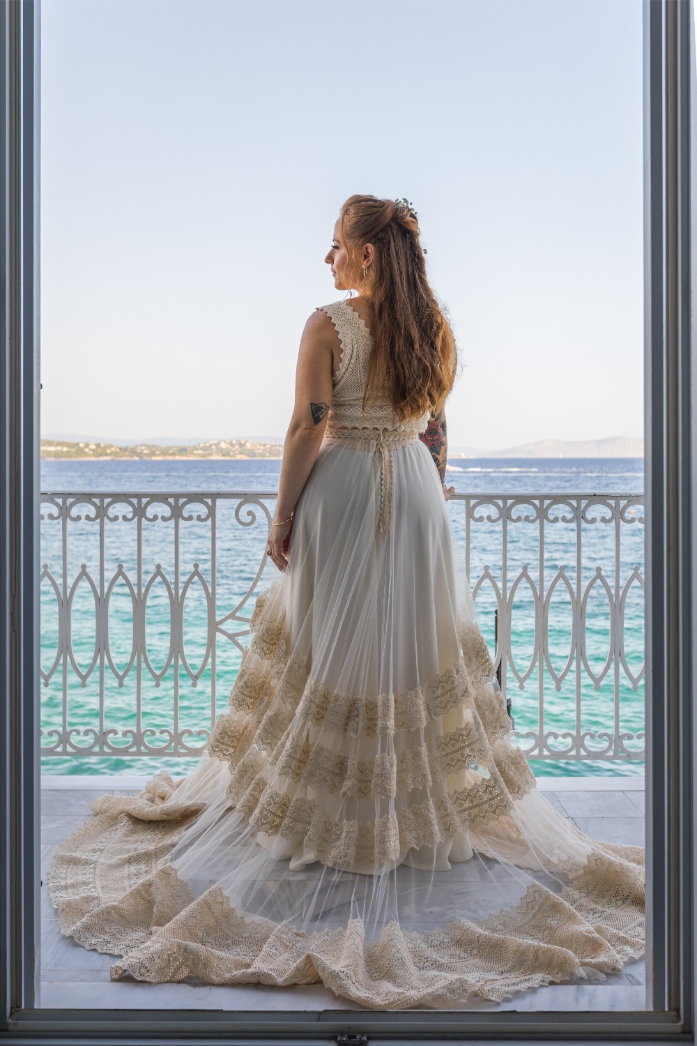 19-spetses-Wedding-bride-on-balcony(358)