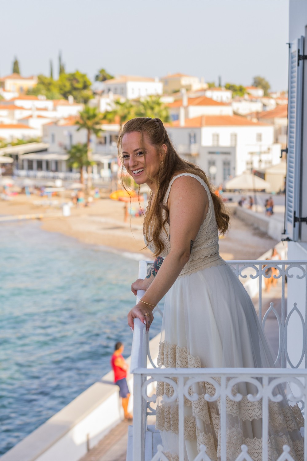 20-spetses-island-bride-balcony