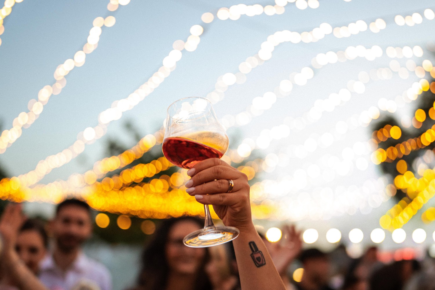 25 wedding-reception-drinks-up-shot