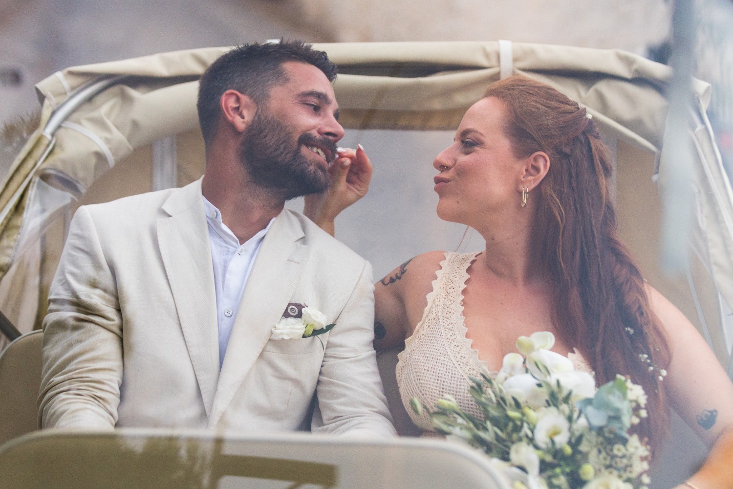 45-couple-in-carriage-spetses-Wedding (824)