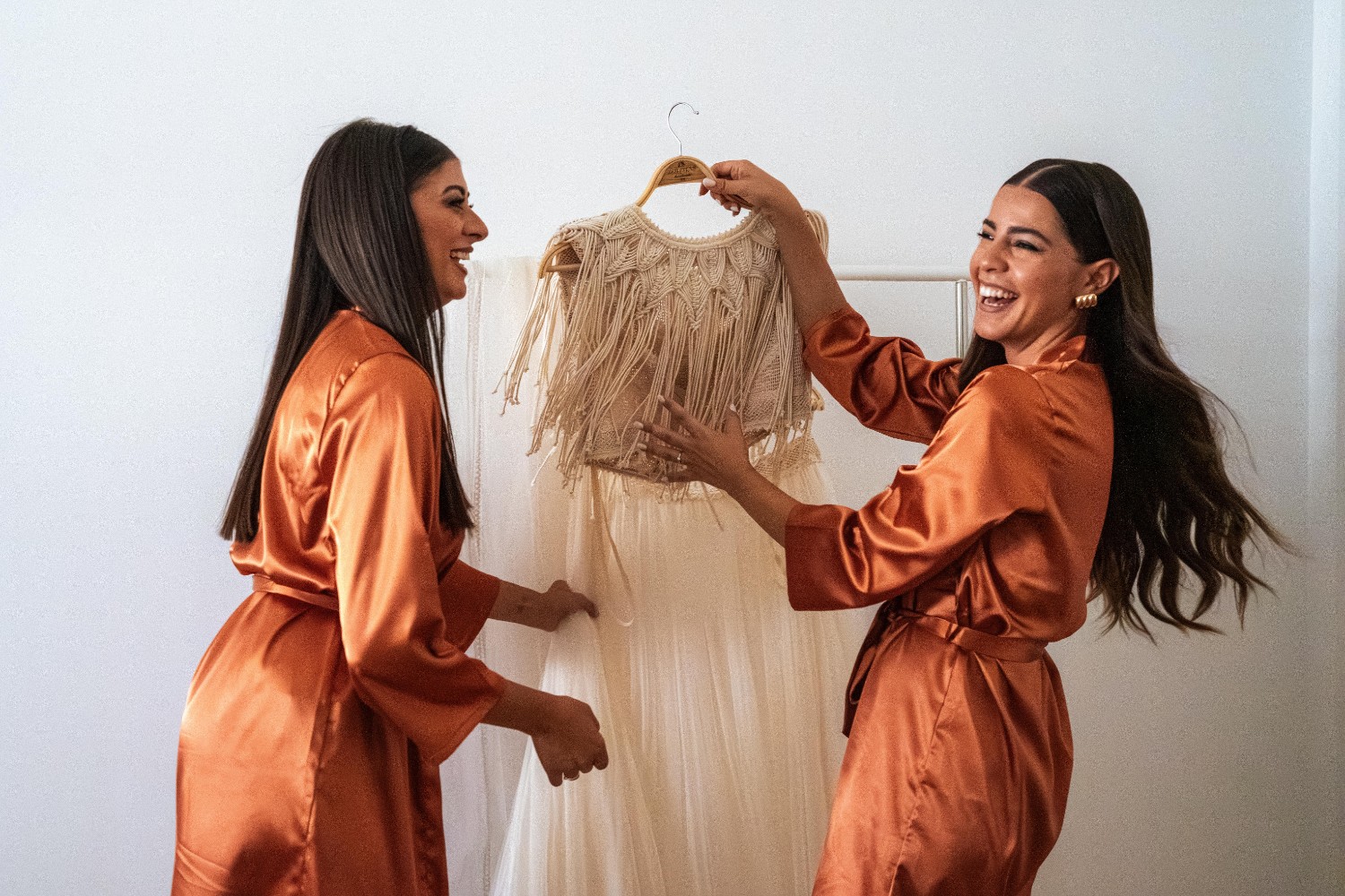 5 macrame-wedding-dress-by-zolotas-with-bridesmaids