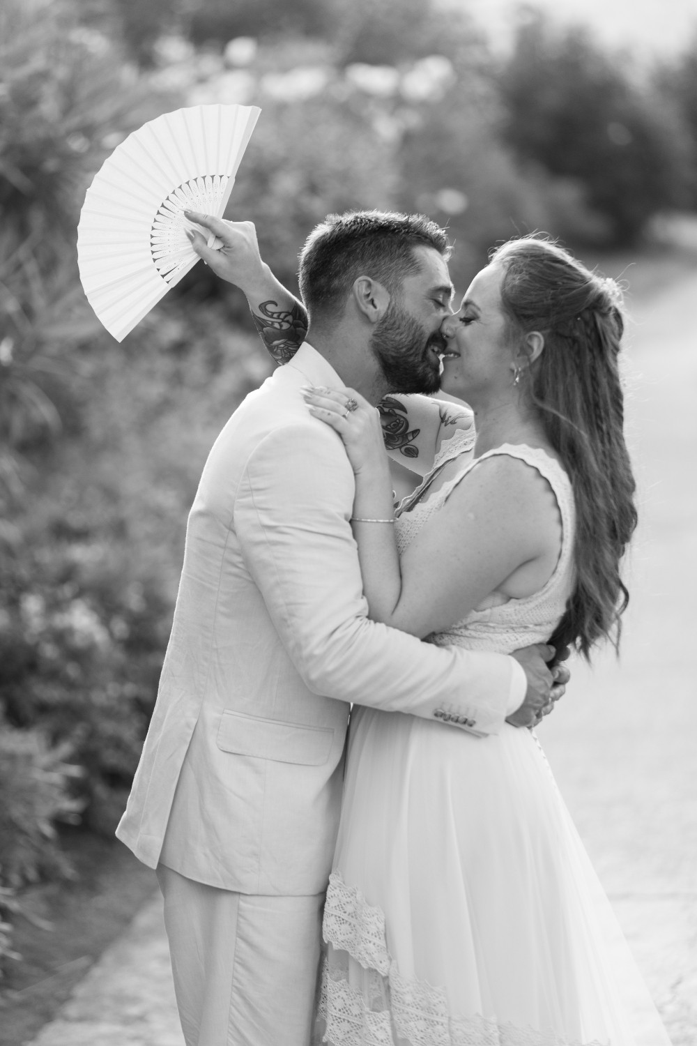 51-Wedding-kiss-black-and-white-shot (744)