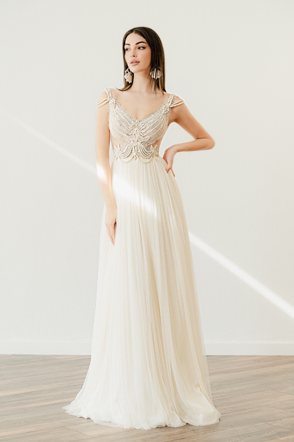 Bride in the Boho-Chic Wedding Dress 'Aegle' by Atelier Zolotas