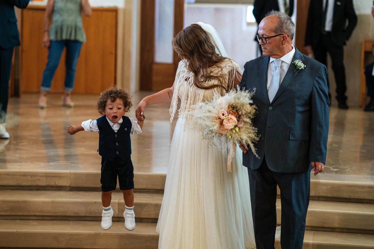 italian-wedding-ceremony-mom-and-child