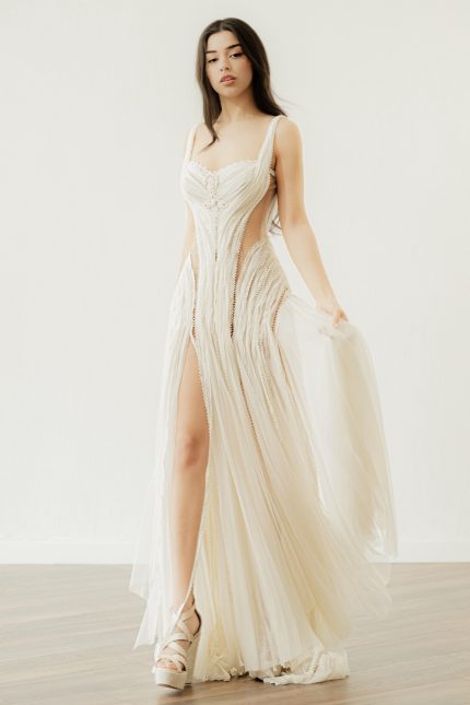 'Joy' by Atelier Zolotas – backless wedding dress with or without sleeves, featuring a crochet motif and front slits
