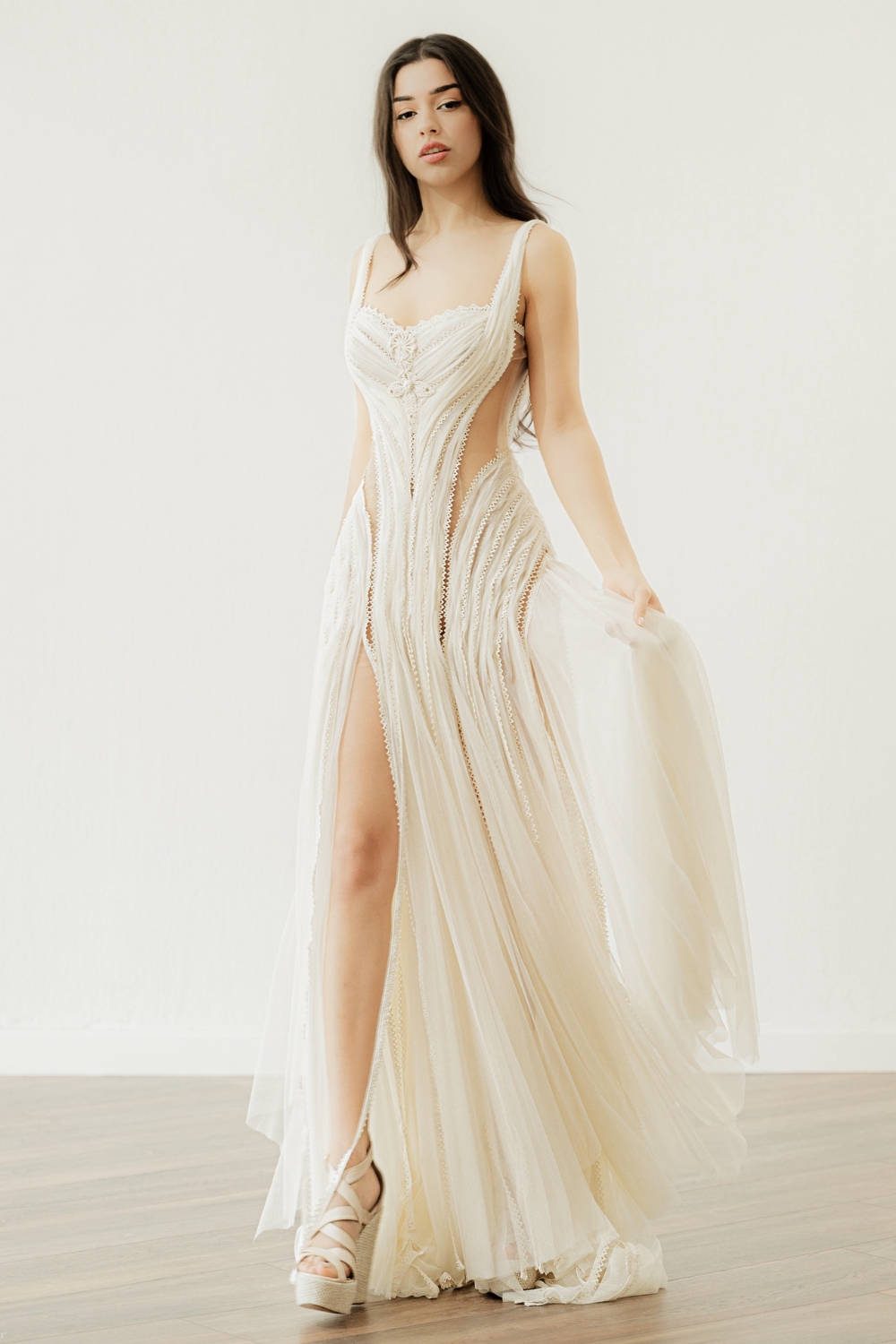 'Joy' by Atelier Zolotas – backless wedding dress with or without sleeves, featuring a crochet motif and front slits